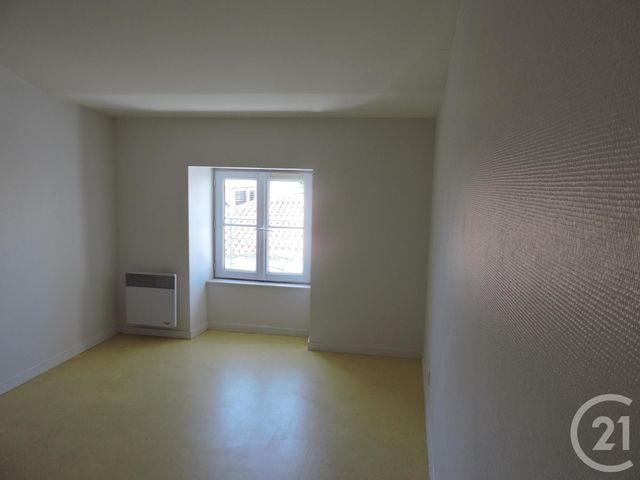Appartement T4 à louer - 4 pièces - 74.13 m2 - MARANS - 17 - POITOU-CHARENTES - Century 21 Agence Du Centre Ville Appartement T4 à louer - 4 pièces - 74.13 m2 - MARANS - 17 - POITOU-CHARENTES - Century 21 Agence Du Centre Ville
