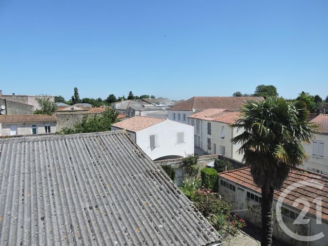 Appartement T4 à louer - 4 pièces - 74.13 m2 - MARANS - 17 - POITOU-CHARENTES - Century 21 Agence Du Centre Ville Appartement T4 à louer - 4 pièces - 74.13 m2 - MARANS - 17 - POITOU-CHARENTES - Century 21 Agence Du Centre Ville