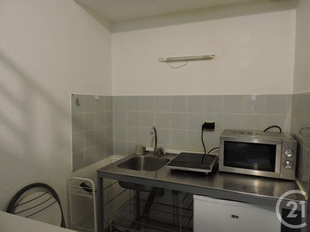 Studio à louer - 1 pièce - 15.0 m2 - LA ROCHELLE - 17 - POITOU-CHARENTES - Century 21 Agence Du Centre Ville Studio à louer - 1 pièce - 15.0 m2 - LA ROCHELLE - 17 - POITOU-CHARENTES - Century 21 Agence Du Centre Ville
