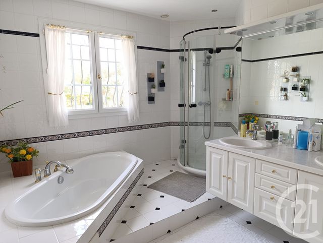 Afficher la photo en grand maison à vendre - 5 pièces - 142.0 m2 - CROIX CHAPEAU - 17 - POITOU-CHARENTES - Century 21 Agence Du Centre Ville