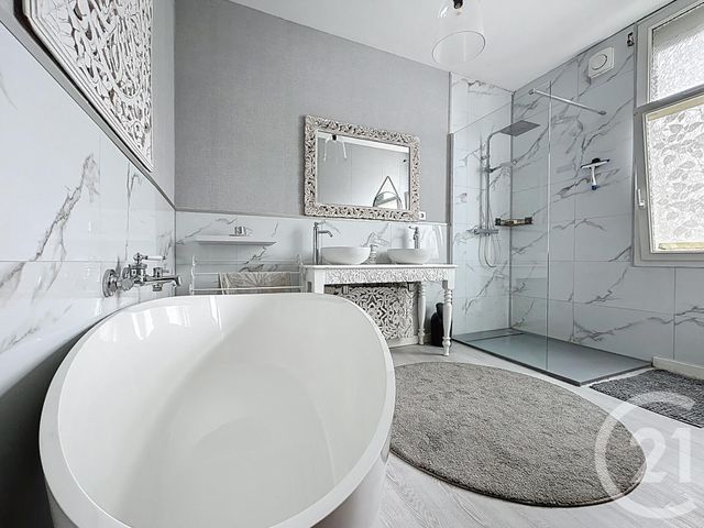 maison à louer - 4 pièces - 102.4 m2 - ROCHEFORT - 17 - POITOU-CHARENTES - Century 21 Agence Du Centre Ville