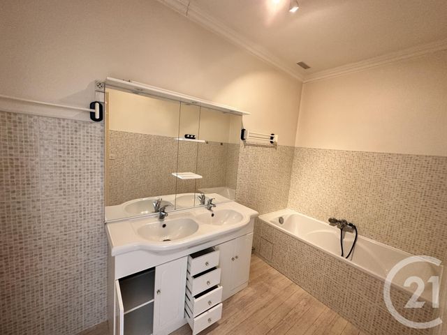 Appartement T3 à louer - 3 pièces - 68.2 m2 - ROCHEFORT - 17 - POITOU-CHARENTES - Century 21 Agence Du Centre Ville